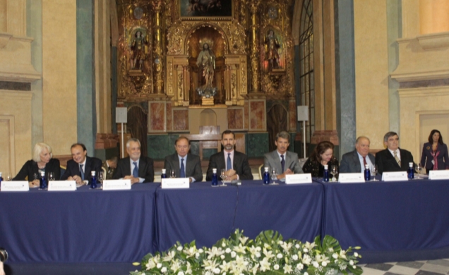 Don Felipe en la mesa presidencial, al comienzo de la sesión conjunta de las comisiones permanentes de la Asamblea Parlamentaria EuroLat